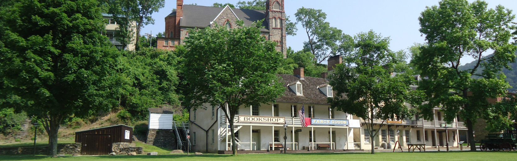 een foto van een huisje in harpers ferry